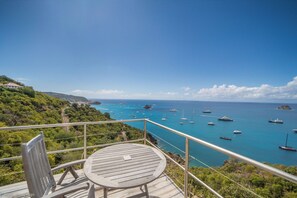 Vue panoramiques sur la baie de Colombier. Parking privé à l'entrée de la propriété.