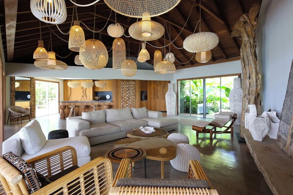 HD-TV, Dish Network, Apple TV. Ceiling fans. 