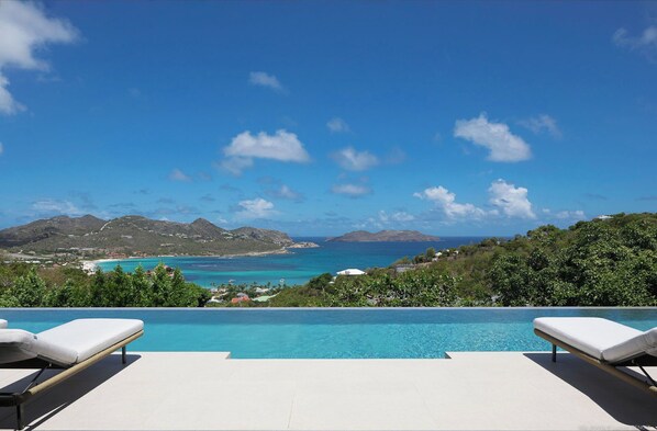 Heated pool, outdoor lounge areas, sun loungers. Gas barbecue. 