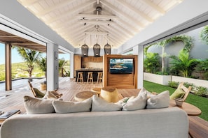 Great room, with open-air floor plan. HD-TV, Apple TV. The living room opens onto the terrace and the views.