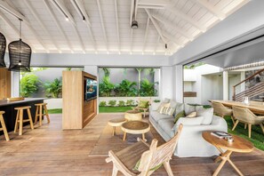 Great room, with open-air floor plan. HD-TV, Apple TV. The living room opens onto the terrace and the views.