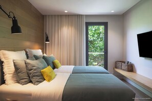 On the lower level. King size bed (or twin beds), air conditioning, HD-TV, Dish Network, Apple TV, safe, dressing room. Adjoining bathroom, Italian shower, hairdryer. Private terrace.