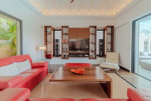 Air conditioning, HD-TV, Dish Network, Apple TV, DVD player, ceiling fan. Access to the covered terrace, ocean view.