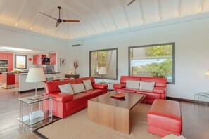 Air conditioning, HD-TV, Dish Network, Apple TV, DVD player, ceiling fan. Access to the covered terrace, ocean view.
