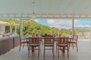 Modern and fully equipped. Air conditioning, electric oven, induction cooker, microwave, refrigerator and freezer, ice machine, dishwasher, filter coffee maker and coffee machine Nespresso, toaster, mixer, electric fruit press, electric kettle. Indoor din