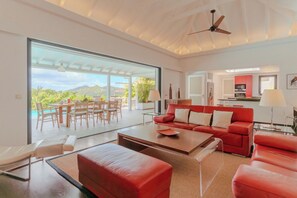 Air conditioning, HD-TV, Dish Network, Apple TV, DVD player, ceiling fan. Access to the covered terrace, ocean view.