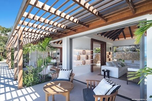 Expansive lounge area opening onto the terrace, facing the panoramic views. Air conditioning, HD-TV, Dish Network, Apple TV, Sonos Soundsystem.