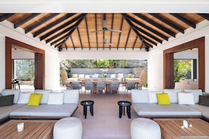 Expansive lounge area opening onto the terrace, facing the panoramic views. Air conditioning, HD-TV, Dish Network, Apple TV, Sonos Soundsystem.
