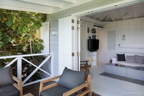 Cozy lounge area, air conditioning, HDTV (Dish, Apple TV). The room opens on the terrace and the pool. 