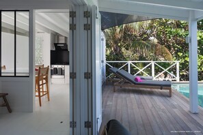 Cozy lounge area, air conditioning, HDTV (Dish, Apple TV). The room opens on the terrace and the pool.
