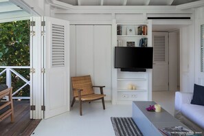 Cozy lounge area, air conditioning, HDTV (Dish, Apple TV). The room opens on the terrace and the pool. 