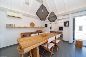 Cuisine avec climatistion, moderne et bien équipée pour six personnes. Réfrigérateur, congélateur avec machine à glaçons, plaques de gaz, four, bouilloire électrique, micro-ondes, cafetière filtre et machine à café expresso et Nespresso, mixeur, lave-vais