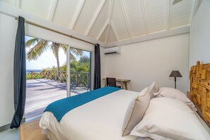 Air conditioning, king size bed, safe. Ensuite bathroom with double washbasins and shower. Access to the terrace. 