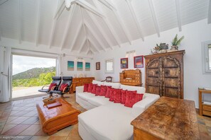 Lounge area opening onto the terrace. Air-conditioning, HD-TV, Dish Network.