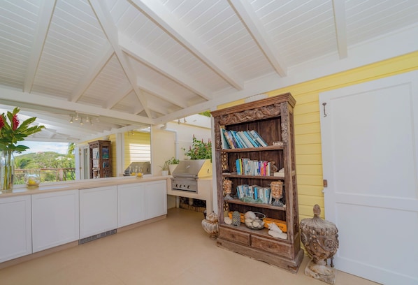 Fully equipped kitchen with electric oven, gas stove, dishwasher, fridge and freezer, ice machine, microwave, toaster, filter coffee maker, and espresso coffee machine, blender, wine cellar, modern hood, electric fruit press. Outdoor dining rectangular ta