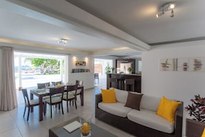 Air-conditioning, HD-TV, DVD player, Canal satellite, iPod dock, ceiling fan.