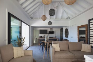Grand séjour ouvert sur la terrasse, climatisation, HD-TV, Dish network, Canal Satellite.
