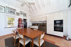 Fully equipped kitchen, electric oven, gas stove, microwave, fridge and freezer with ice maker, dishwasher, toaster, filter coffee maker and Nespresso machine, mixer, kettle, citrus press, fryer, hood. Indoor dining area for 6 seats in the great room. Out