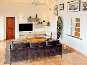 HD-TV, Canal Satellite, Dish Network and Apple TV, sound system, fans. 