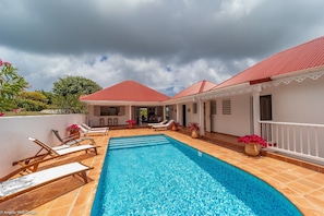 Nice pool, with an expansive terrace, loungers and deck chairs. 