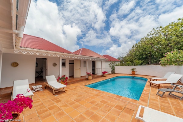 Nice pool, with an expansive terrace, loungers and deck chairs. 