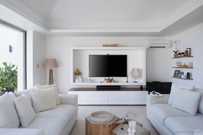 Air-conditioned living room with HD-TV, French satellite, Apple TV.