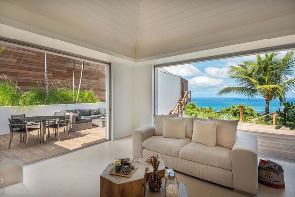 Air-conditioned living room with HD-TV, French satellite, Apple TV. 