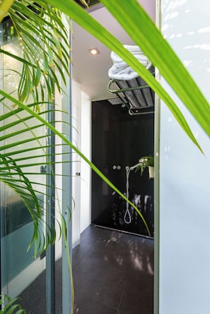 King size bed, air conditioning, HD-TV, safe, dressing room. Ensuite bathroom with indoor Italian shower, hair dryer, towels and beach towels.