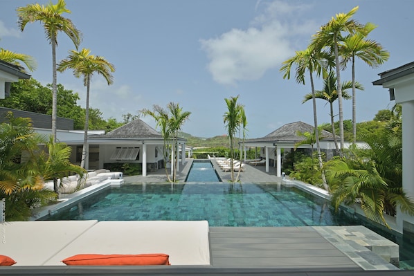 2 heated pools, one on an upper level. Large terraces with deck chairs and sunbeds. Gas barbecue.