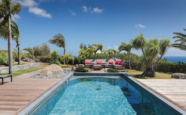 Beautiful pool, expansive terrace with loungers and deck chairs. Gas barbecue. 