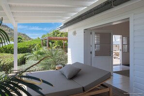 Euro King size bed, air conditioning, HD-TV, Apple TV, dressing room, programmable safe. Adjoining bathroom with shower, double basin, hair dryer, towels and beach towels.