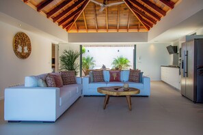 Air-conditioning, HD-TV, Dish Network, Sonos sound system. The room opens directly onto the outdoor terrace.