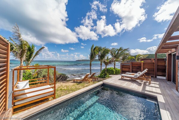 Heated pool, gas barbecue,deck chairs.