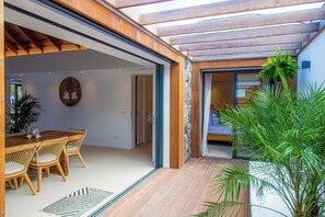 Air-conditioned kitchen equipped with electric oven, gas stove, microwave, fridge and freezer with ice maker, dish washer, toaster, regular filter coffee machine and Nespresso machine, electric kettle, blender, electric fruit squeezer. Outside dining tabl