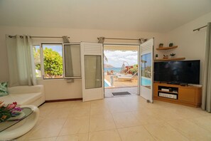 Open-airy lounge area, HD-TV with Canal Satellite (including CNN), Apple TV.
