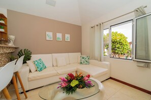 Open-airy lounge area, HD-TV with Canal Satellite (including CNN), Apple TV.