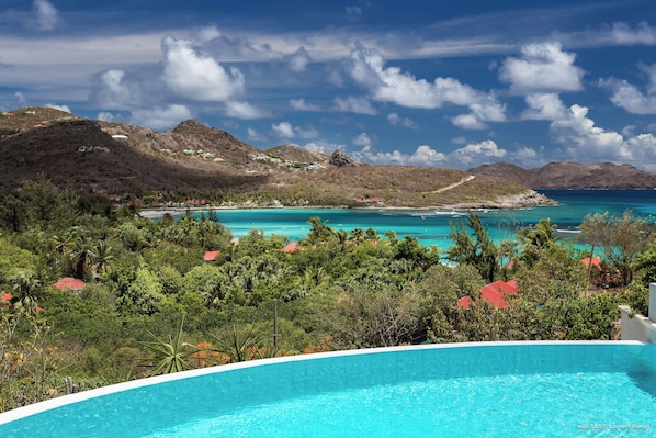 Heated pool, beautiful terrace with deck chairs. Panoramic view over the bay of St-Jean.