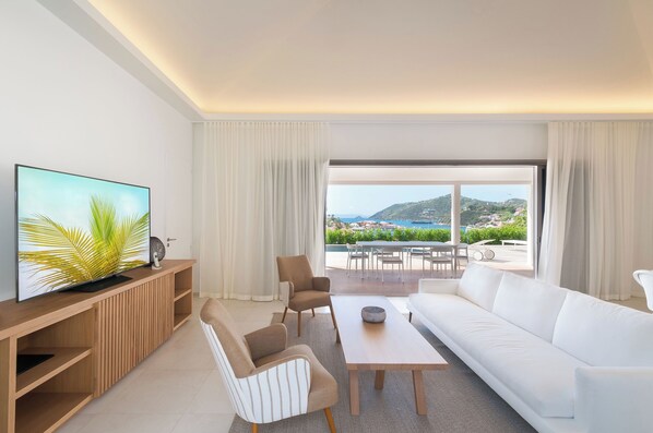 Air conditioning, HD-TV, Apple TV, Canal Satellite, Blu-Ray DVD player, iPod Bose Dock.