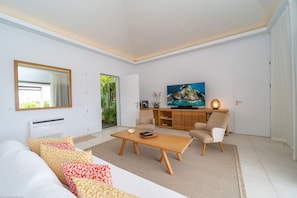 Air conditioning, HD-TV, Apple TV, Canal Satellite, Blu-Ray DVD player, iPod Bose Dock.