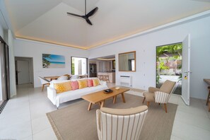 Air conditioning, HD-TV, Apple TV, Canal Satellite, Blu-Ray DVD player, iPod Bose Dock.
