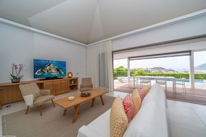 Air conditioning, HD-TV, Apple TV, Canal Satellite, Blu-Ray DVD player, iPod Bose Dock.