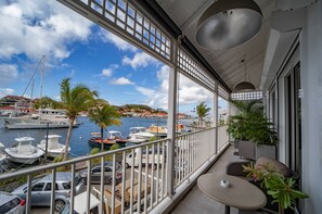 Belle terrasse face à la vue sur le port. 