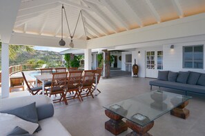 Living area on the covered terrace, with a dining table for 8 guests. 