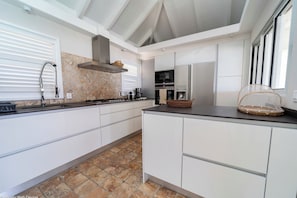 Air conditioning. Fully equipped kitchen, electric oven, gas stove, dishwasher, fridge and freezer, ice machine, microwave, toaster, filter coffee maker, and espresso coffee machine, blender, wine cellar, modern hood, electric fruit press. Indoor dining t