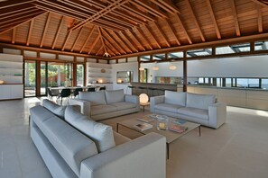 Air conditioning, ceiling fan, HD-TV, Dish network, DVD player, Apple TV. Opens onto the terrace. Ocean view. 