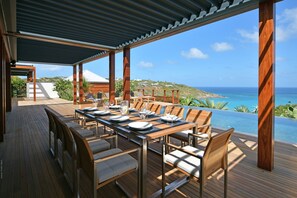 Fully equipped. Electric oven, gas stove, microwave, refrigerator, mixer, centrifuge, freezer, dishwasher, Nespresso machine, blender, kettle, toaster, breakfast bar with stools. A barbecue and breakfast bar is on the covered terrace. Inside dining are in