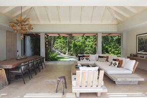 HD-TV, air conditioning, Dish Network, surround sound system (indoor and outdoor), Apple TV. Dining table for 10 guests.