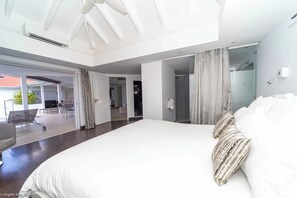 Lit king size, climatisation, HD-TV, Apple TV, coffre-fort, dressing. Salle de bains attenante, douche Ă effet pluie, lavabo. La chambre ouvre directement sur la terrasse.Â