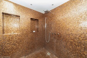 Lit king size, climatisation, HD-TV, Apple TV, coffre-fort, dressing. Salle de bains attenante, douche Ă effet pluie, lavabo. La chambre ouvre directement sur la terrasse.Â