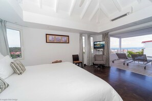Lit king size, climatisation, HD-TV, Apple TV, coffre-fort, dressing. Salle de bains attenante, douche Ă effet pluie, lavabo. La chambre ouvre directement sur la terrasse.Â